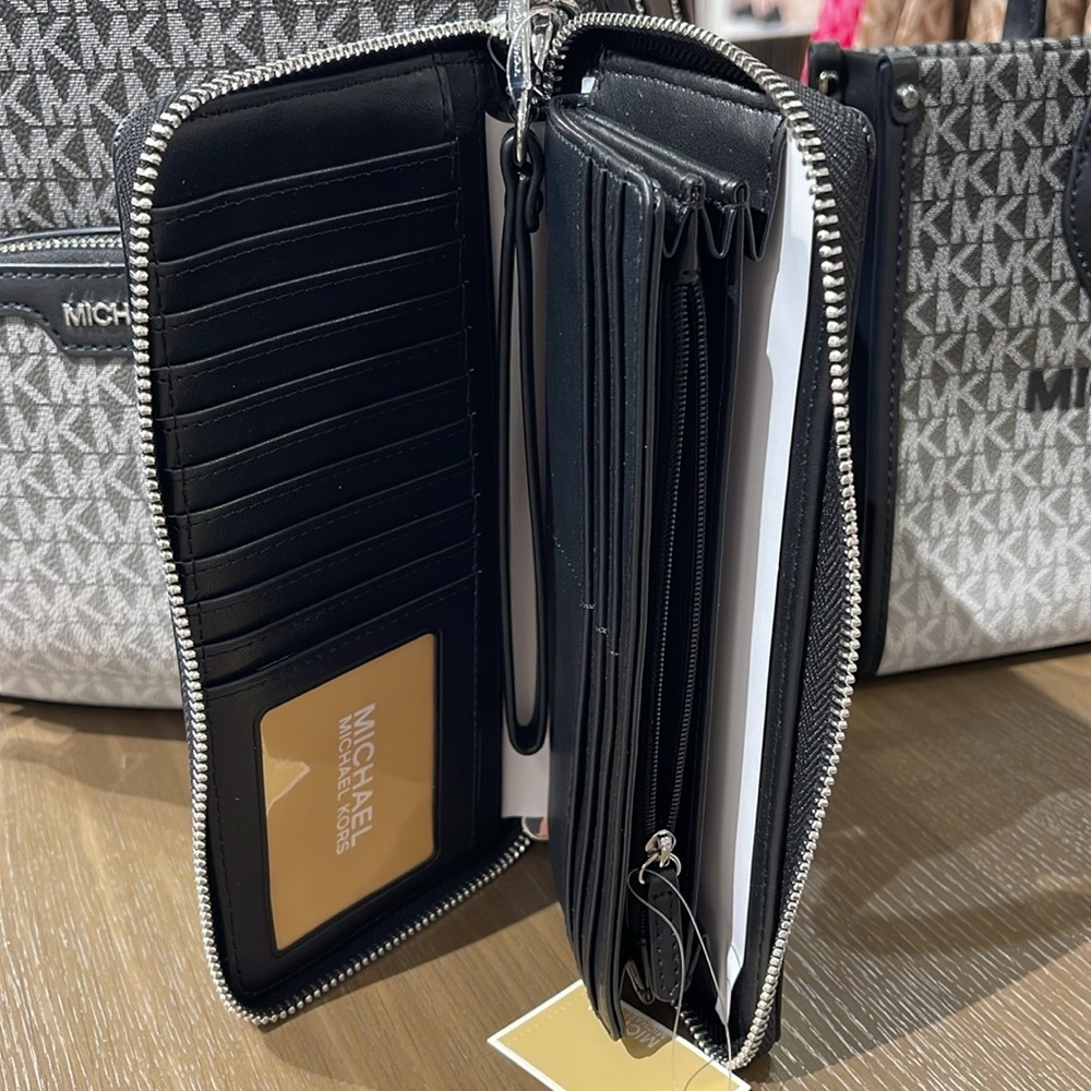 MICHAEL KORS Continental Wristlet Phone Case Wallet
Black
NWT - Picture 12 of 16